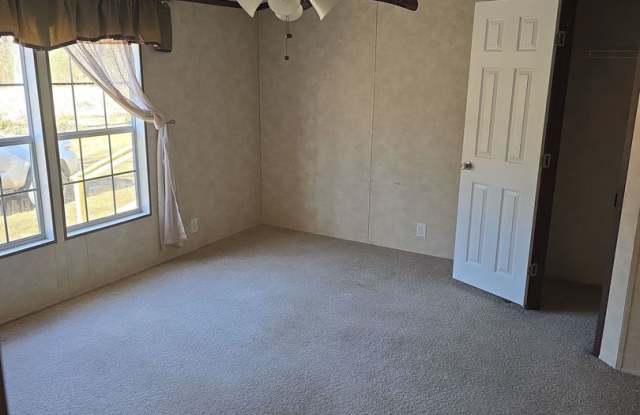 Refurbished 4 bedroom 2 bath Gallery 4