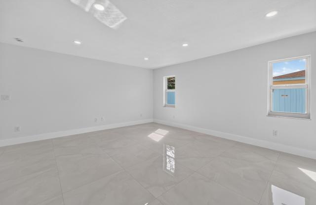 242 SE DUXBURY Avenue Gallery 4