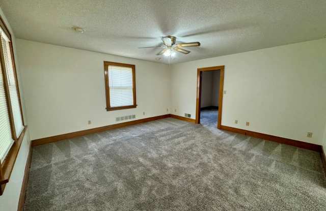 3+ bed 2 bath house in south central Lincoln. Gallery 4