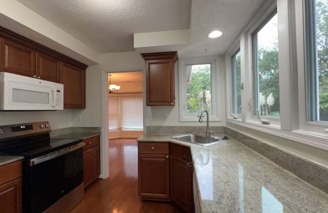 Spacious 4-Bedroom Home with Sunroom! Gallery 3