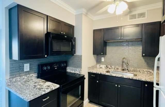 Beautiful 2-Bedroom Condo in Myers Park - All utilities included! Gallery 1