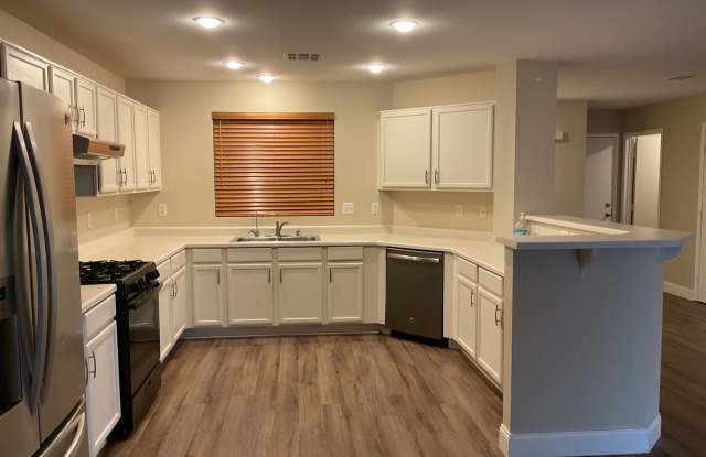 Great 1 home, 3brs, 2bth, 2cg Gallery 4