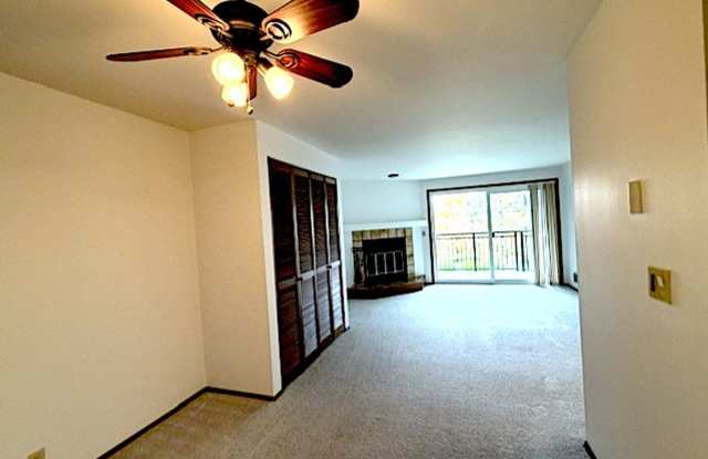 Spacious Northgate Condo Blocks from Light Rail--Move-In Bonus! Gallery 4