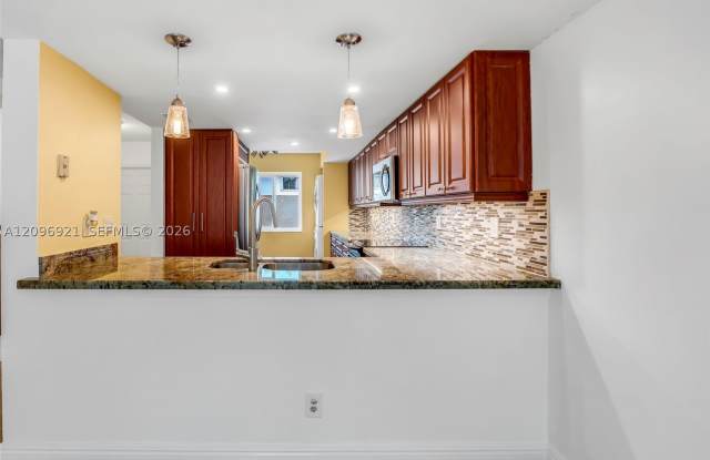7050 SW 42nd Ct Gallery 3