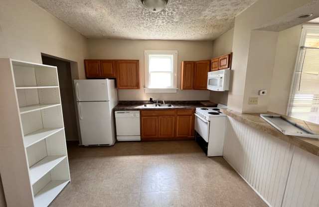 3 Bedroom 2 Bath Located Near Campus Gallery 4