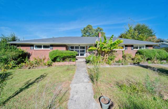 Cozy 4-Bedroom 2 bath home. MOVE -IN BY 1/31 AND RECEIVE HALF OFF FIRST MONTH'S RENT!!!!!!! - 820 Skyland Drive, Richland County, SC 29210