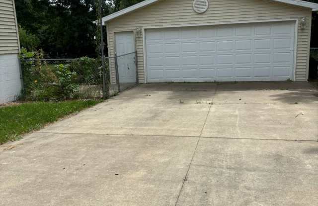 Spacious 3 bedroom, 2 bath home in Waterloo in quiet neighborhood Gallery 4