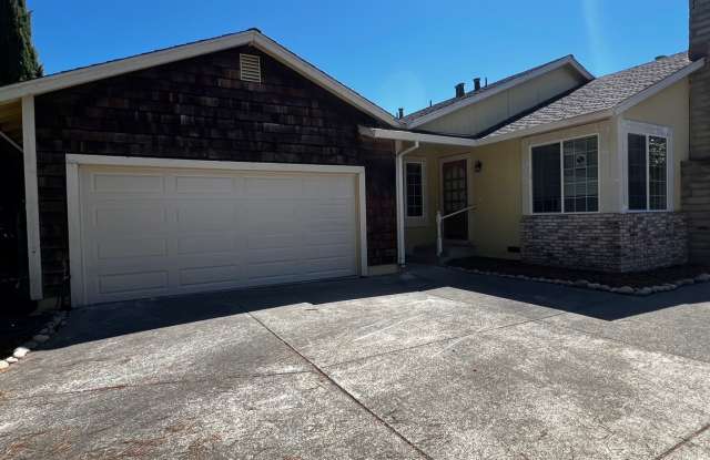 3 Bedroom/2 Bathroom Single Story Home In Desirable East Petaluma. - 632 Draco Drive, Petaluma, CA 94954