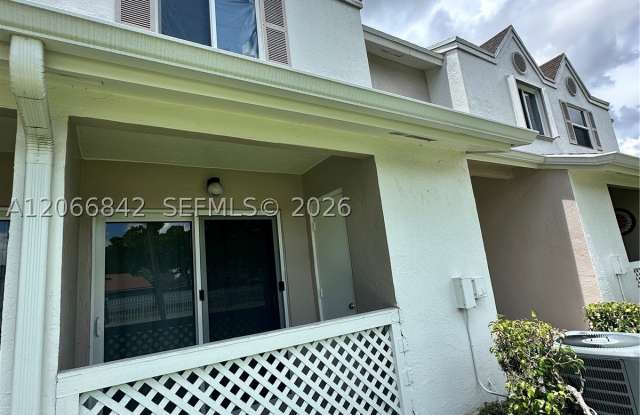 17515 NW 67th Ct Gallery 4