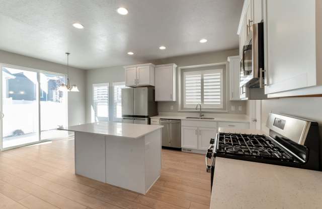 SPOTLESS LOW MAINTENANCE LEHI HOUSE - LANDSCAPING & SNOW REMOVAL INCLUDED Gallery 3