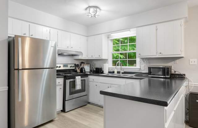 MOVE-IN READY 2be / 2.5ba Duplex Unit B - Great Convenient Location Gallery 4