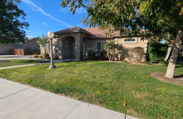 Immaculate 4 Bedroom 2.5 Bath Home in Sierra Meadows - 468 West Melinda Avenue, Porterville, CA 93257