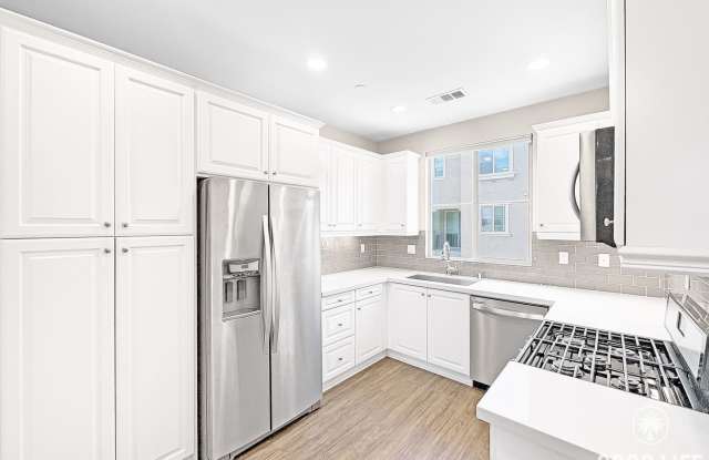 Beautiful 2B/2.5BA Townhouse. NEWER CONSTRUCTION! photos photos