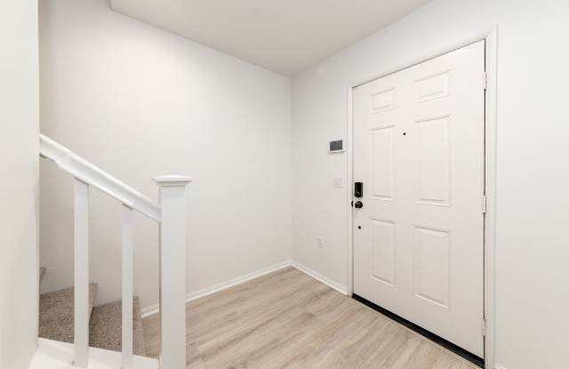 Beautiful 4 bed 3.5 bath condo in gated community Gallery 4