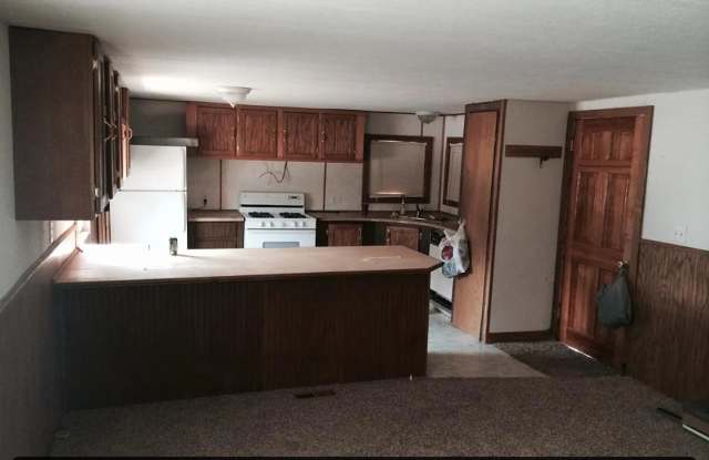 Cozy 2 Bed 1 Bath - 1 Car Detached Garage Gallery 3