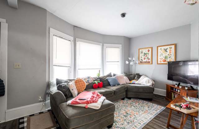 Bartlett Lower steps to campus - 3112 North Bartlett Avenue, Milwaukee, WI 53211