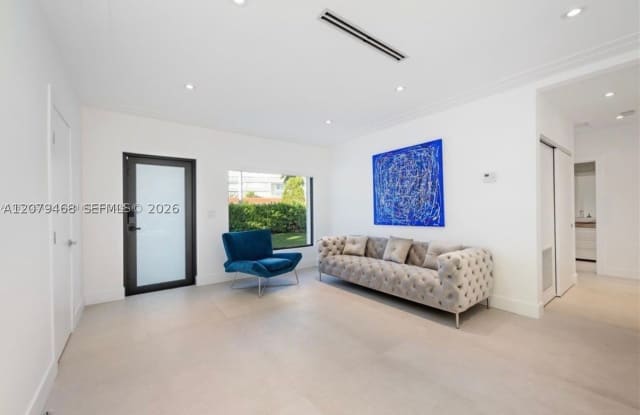 900 W 47th Ct Gallery 2