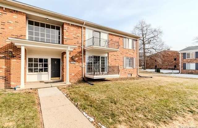 474 Fox Hills Drive N Gallery 1