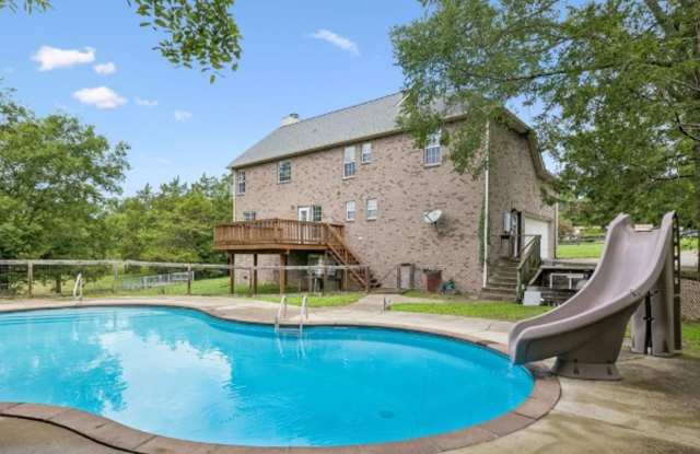 FOR LEASE- SINGLE FAMILY HOME ON 5 ACRES WITH A POOL! Gallery 3