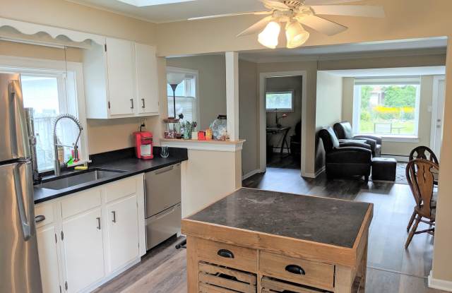 2 Bedroom Remodeled Home with Lake Access photos photos