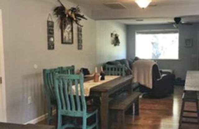 202 NE Greenbrier Drive Gallery 4