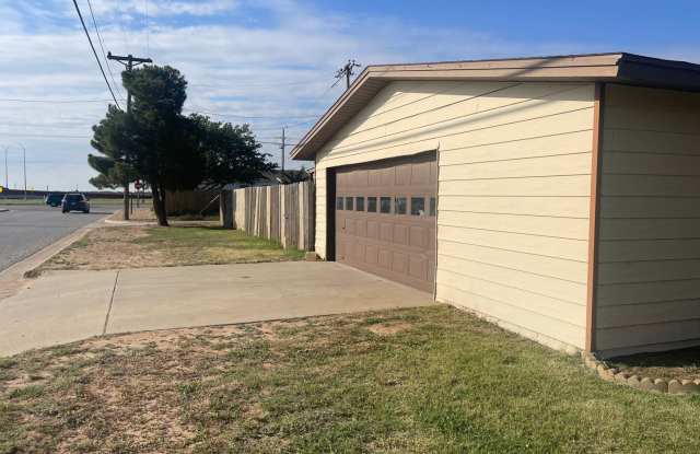 Move in Special! $200 off First Month! Adorable 2 Bedroom with 2 Car Garage Close to Hospitals and TTU! Gallery 3