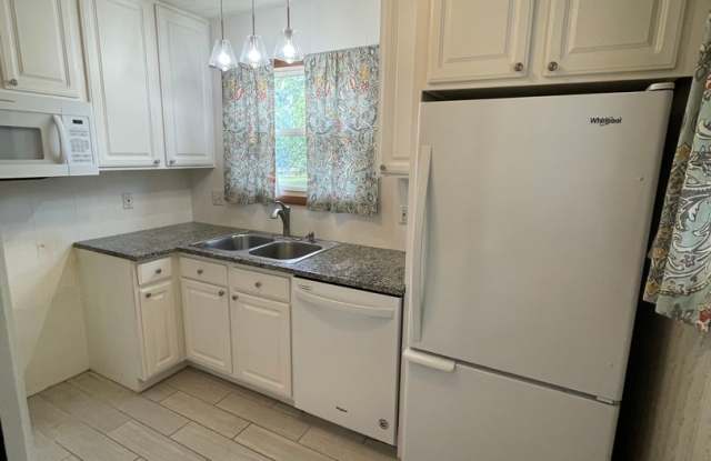 SINGLE FAMILY HOME - Fenced Yard Gallery 4
