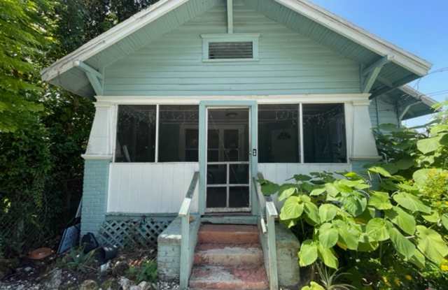 Spacious 2-bedroom, 2-bathroom House with a Study! Gallery 1