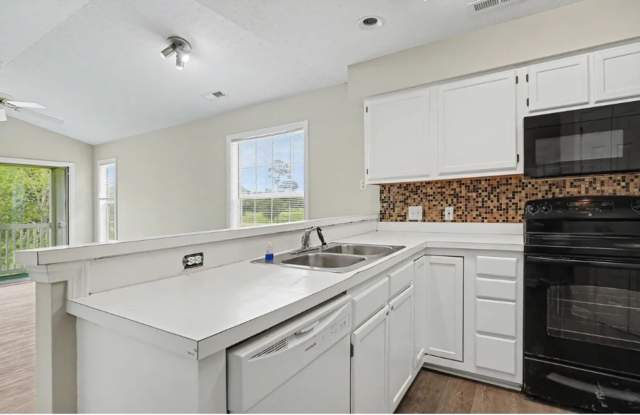 Beautifully Updated 2 bed 2 bath Condo Gallery 1