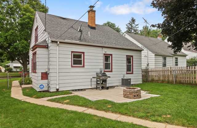 Charming 3-Bedroom Single-Family Home – Hardwood Floors, Central Air & Garage Gallery 3