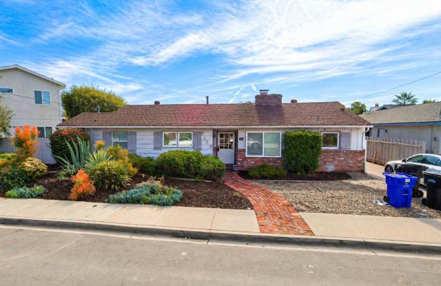 JACUZZI!! MASSIVE 5 BED 3 BATH HOME ON 63rd Gallery 4