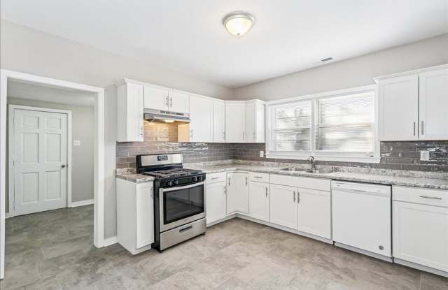 Charming Updated 2 Bedroom Home in Rose Hill. Gallery 3