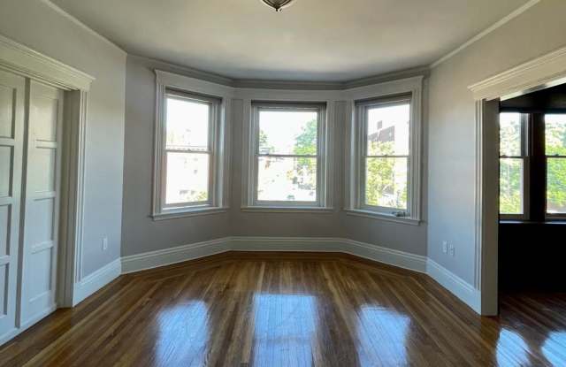 Gigantic 3 bed 2 bath right in Coolidge Corner. Gallery 3