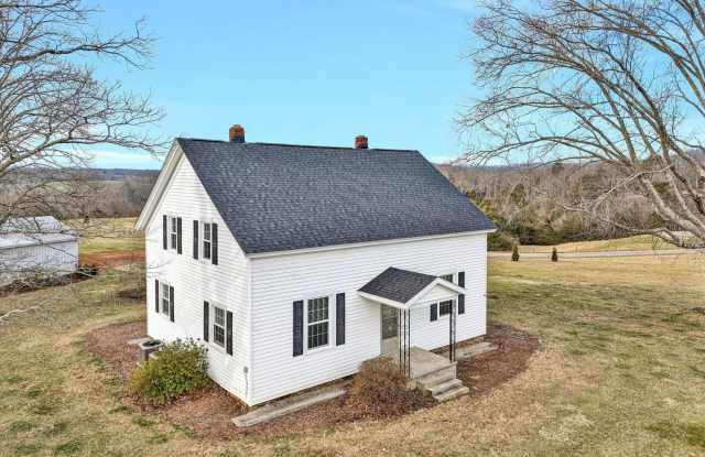 Charming 5-Bedroom Farmhouse photos photos