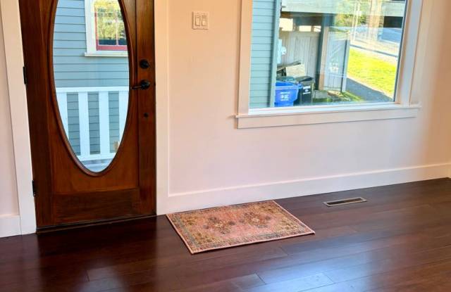 Charming  Updated Phinney Ridge Bungalow! Gallery 3
