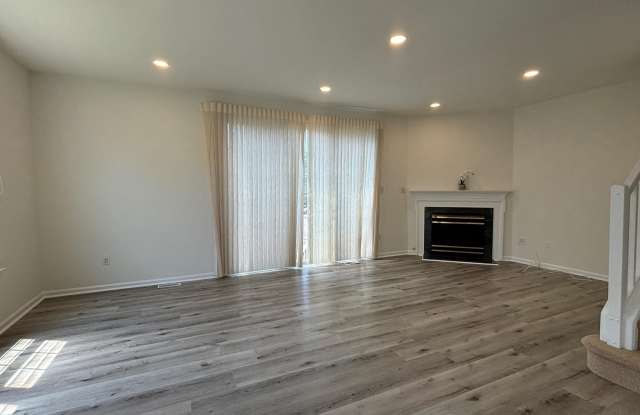 1041 CHANTICLEER Gallery 3