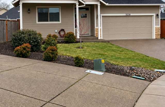 Beautiful 3-Bedroom Home with A/C, Fenced Yard & 2-Car Garage Gallery 1