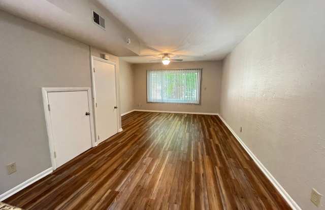 Wow! Must-see 2br in Chancellor Square...Updated, modern interior, walking distance to campus & downtown! Gallery 4