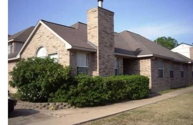 Spacious 3/2 duplex in great location photos photos