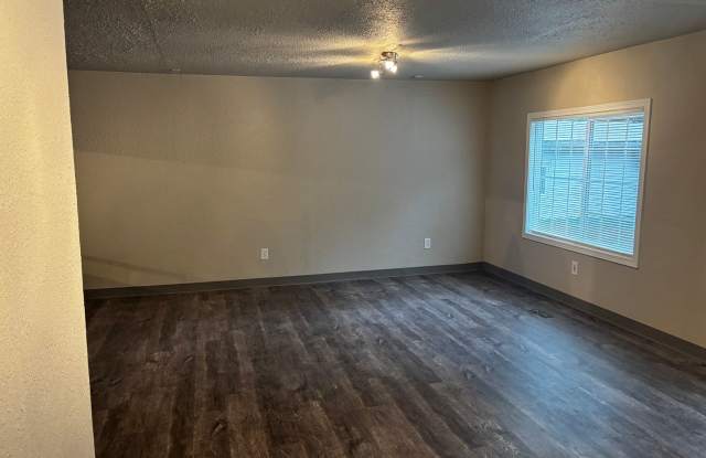 2bed 2bath Remodeled Unit in Kent Gallery 3