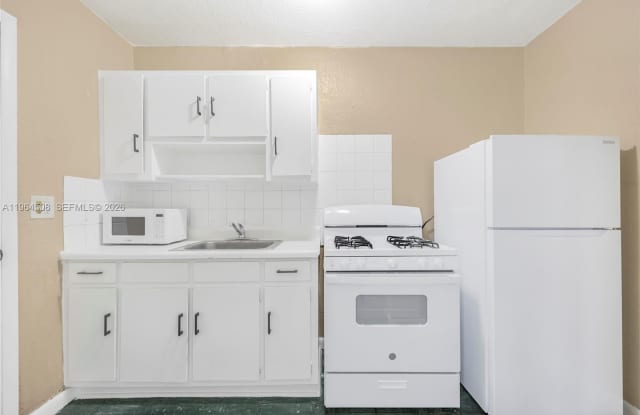 126 SW 18th Ave photos photos