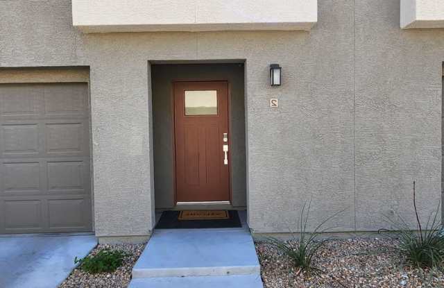 3-Bedroom Townhome with Internet, Cable, Water, Sewer & Trash Included Gallery 1