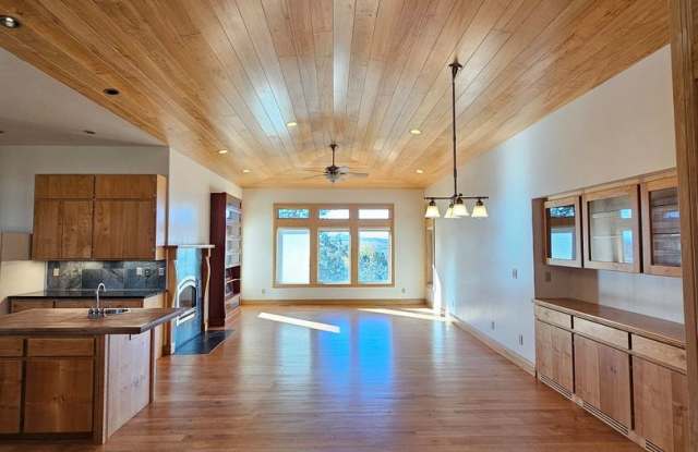 Beautiful Home on large lot Gallery 3