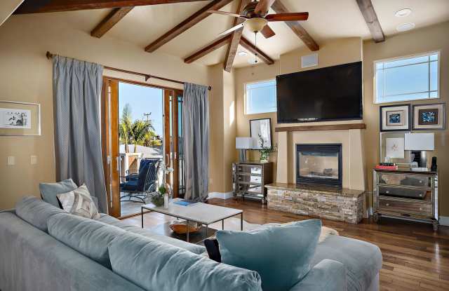 Stunning 3bd/2.5bth plus den/office Shell Beach Home. Roof top deck w/ ocean views and hot tub Gallery 4