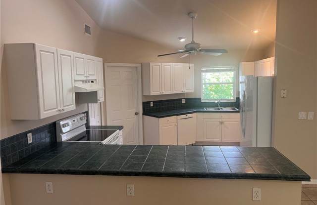 4618 SW 7th Place Gallery 2