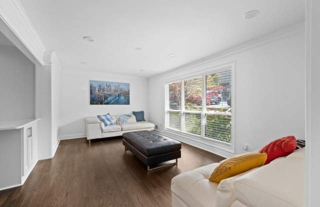 1744 Woodcliff Place NE Gallery 4