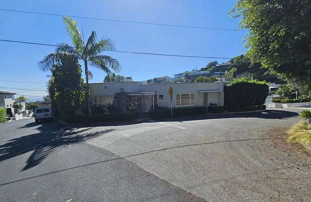 1599 Sunset Plaza Drive Gallery 3