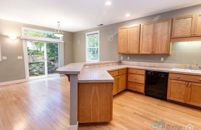 Beautiful 3 Bd/3 Ba Home in Beaverton Gallery 4