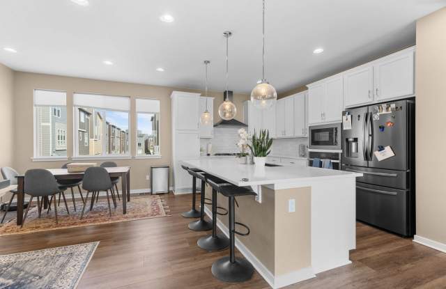 Stunning 2-Bedroom, 3-Bathroom Townhome with Rooftop Deck and Mountain Views Gallery 1