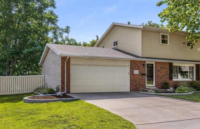 House in Morton, IL - 3 Bedroom/ 2.5 Baths - 216 North Ohio Avenue, Morton, IL 61550 House in Morton, IL - 3 Bedroom/ 2.5 Baths - 216 North Ohio Avenue, Morton, IL 61550